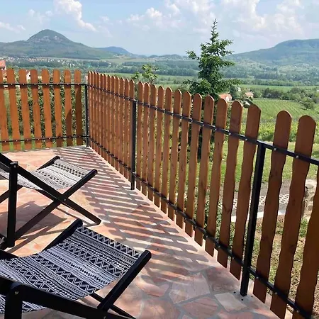 Hegyoldal Apartman - Szent Gyorgy Hegy Apartment *